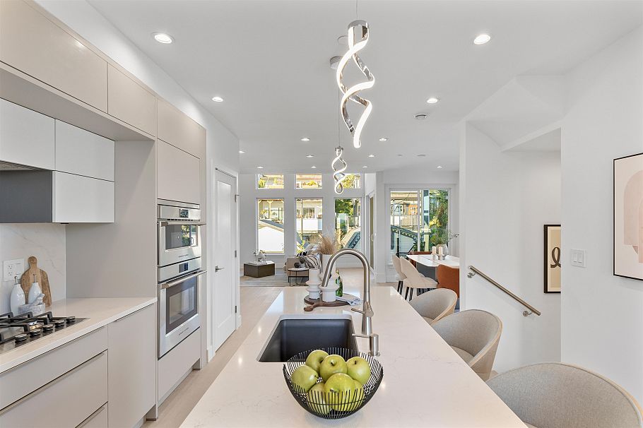 2 434 E 1st Street North Vancouver, BC - 2