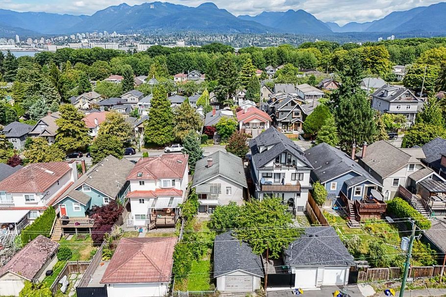 2554 Dundas Street Vancouver, BC - 22