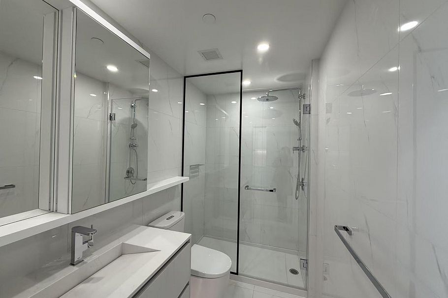 704 8405 GRANVILLE STREET, Vancouver BC V6P 4Z9 Vancouver, BC - 8