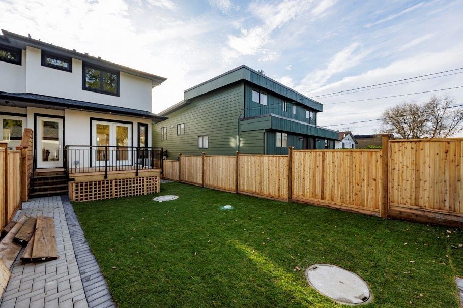 254 E 18th Street North Vancouver, BC - 33