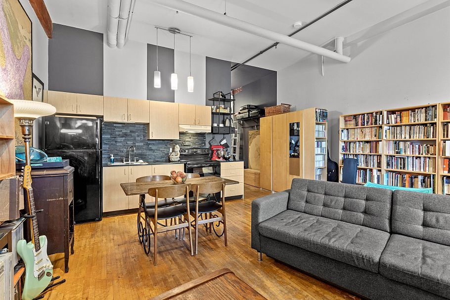 121 2556 E Hastings Street Vancouver, BC - 3