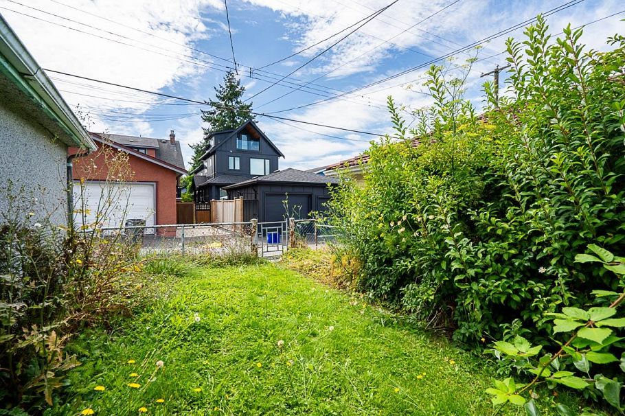 2554 Dundas Street Vancouver, BC - 14