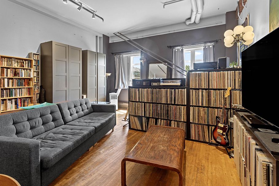 121 2556 E Hastings Street Vancouver, BC - 2