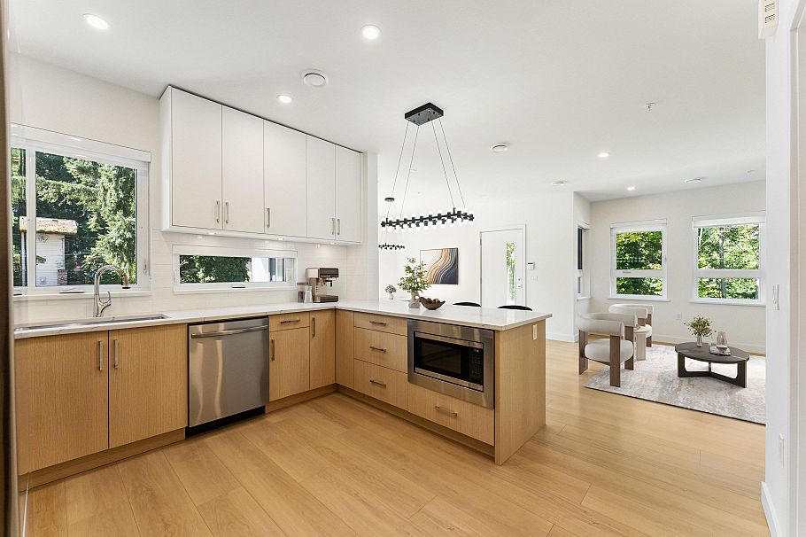 844 St. Denis Avenue North Vancouver, BC - 4