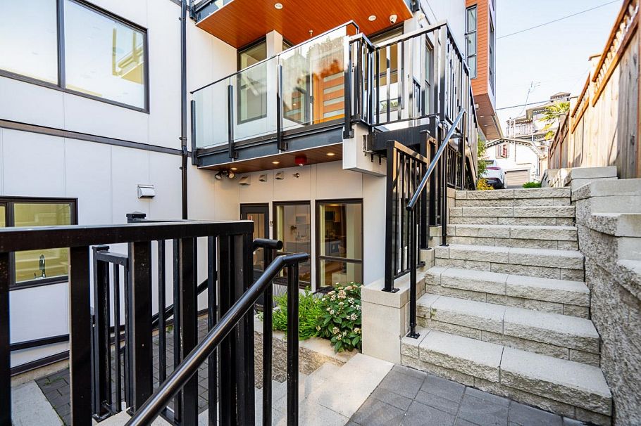 2 434 E 1st Street North Vancouver, BC - 36