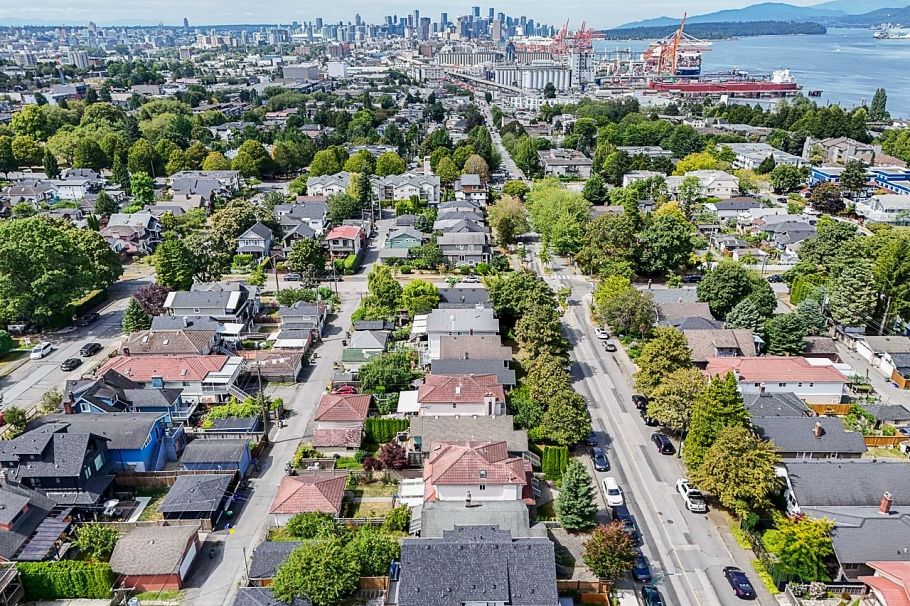 2554 Dundas Street Vancouver, BC - 24