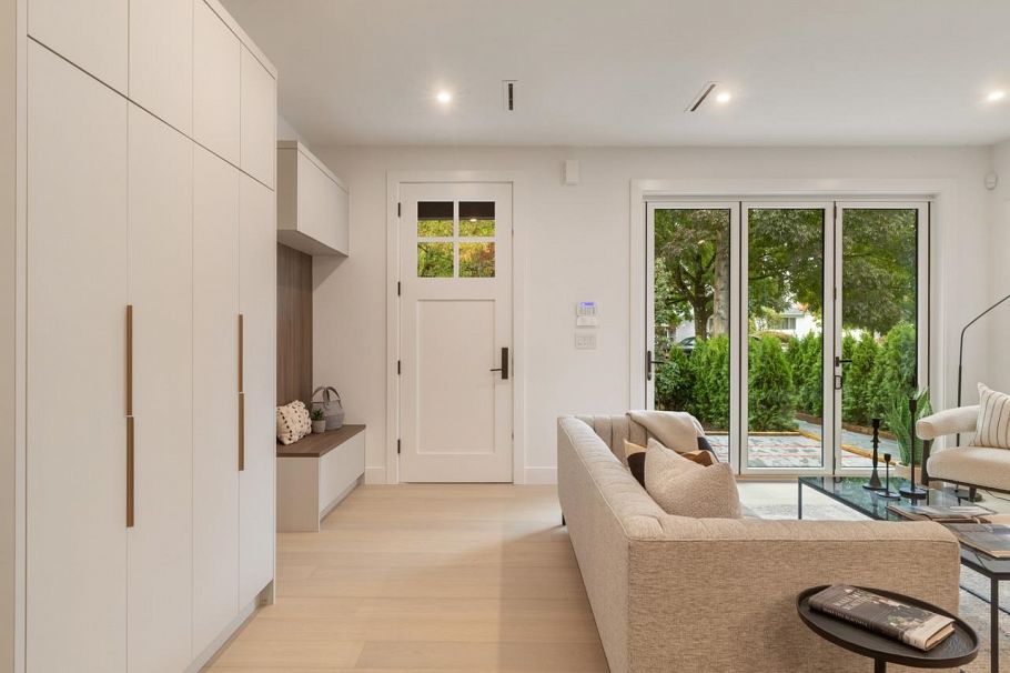 1 2680 E 5th Avenue Vancouver, BC - 2