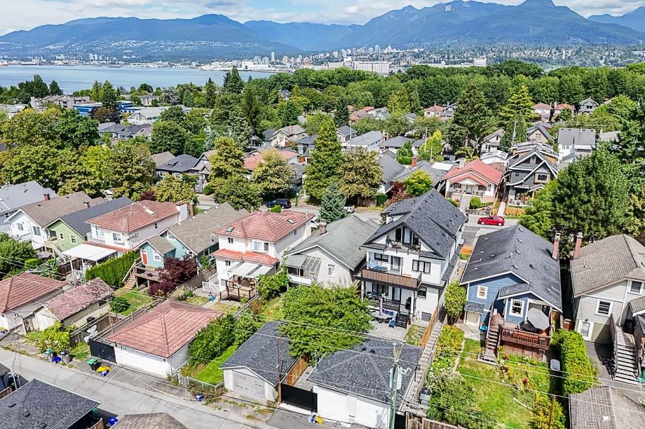 2554 Dundas Street Vancouver, BC - 23