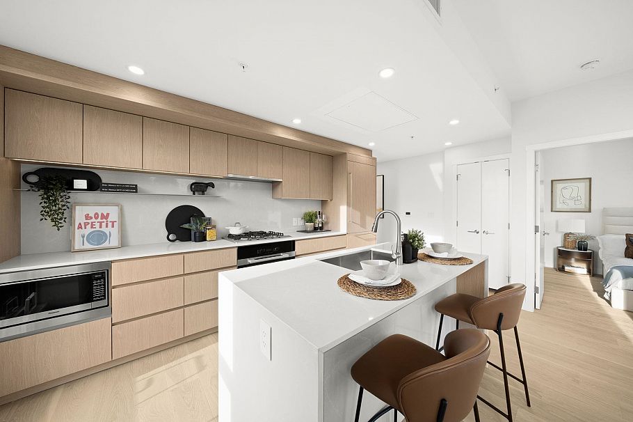 305 5212 Cambie Street Vancouver, BC - 5