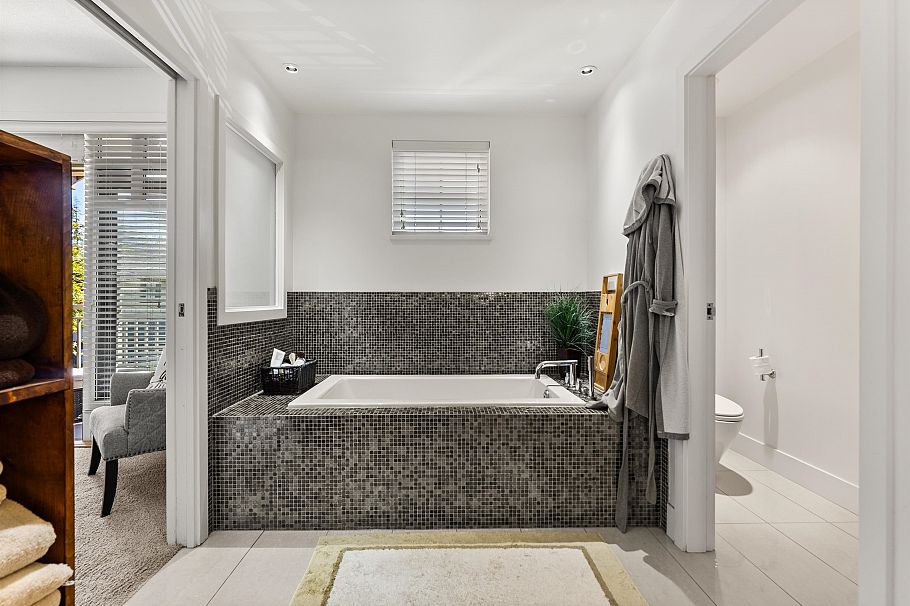 41 3639 Aldercrest Drive North Vancouver, BC - 27