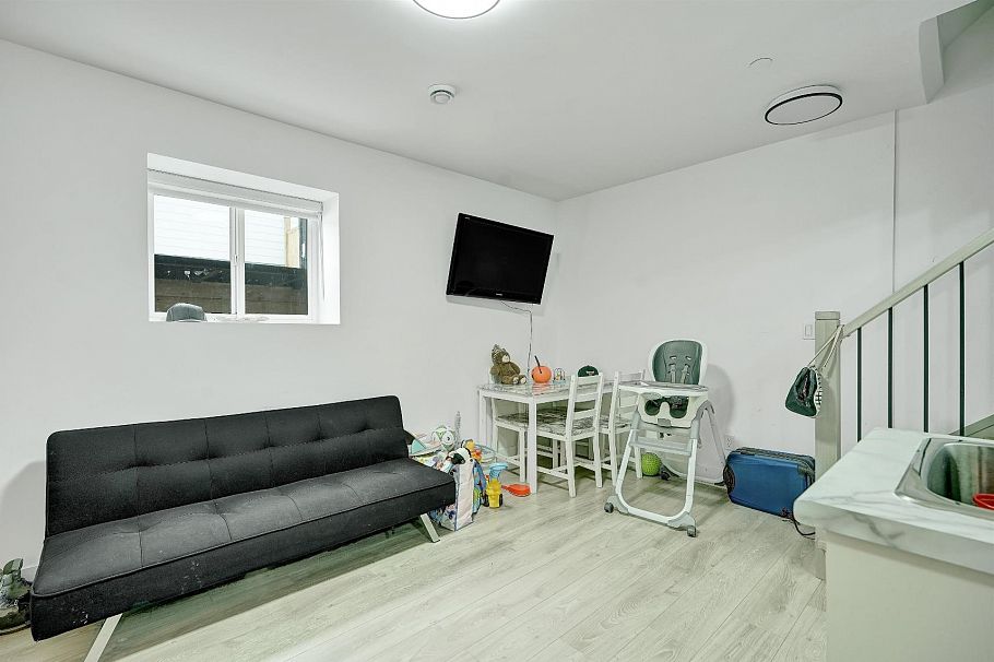 1421 E 62nd Avenue Avenue Vancouver, BC - 31