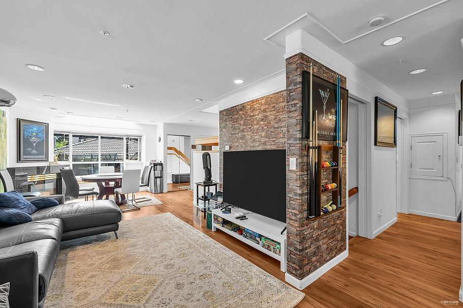 2848 W 20th Avenue Vancouver, BC - 3