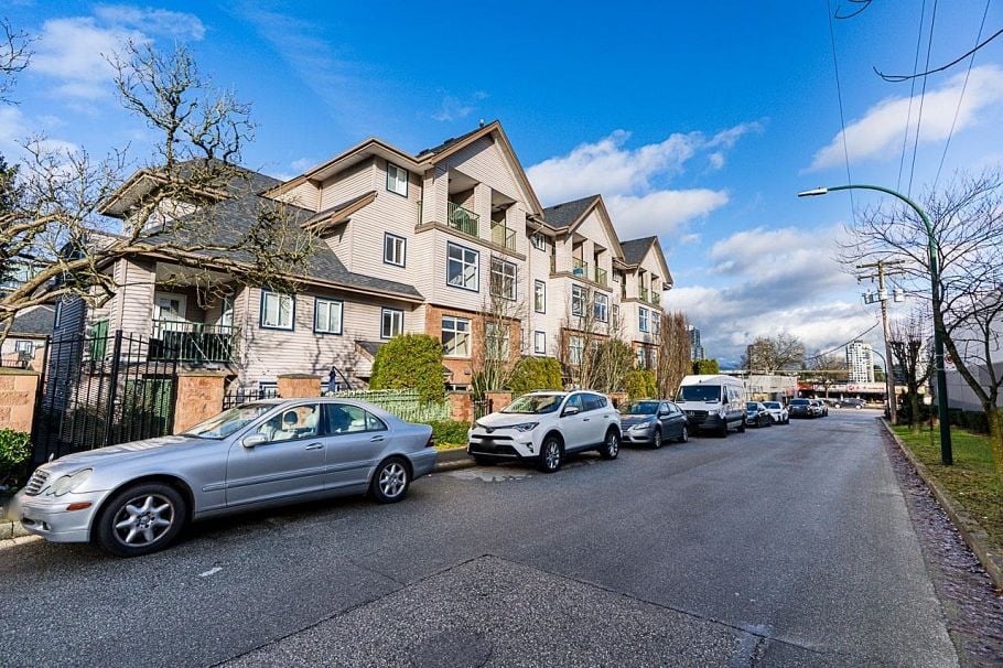 211 5625 Senlac Street Vancouver, BC - 4