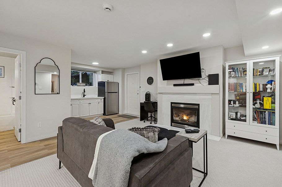 4081 Woodbury Avenue North Vancouver, BC - 37