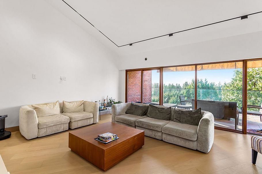 7353 Yew Street Vancouver, BC - 7