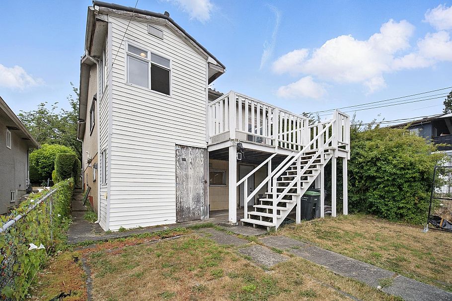 966 E 64th Avenue Vancouver, BC - 32