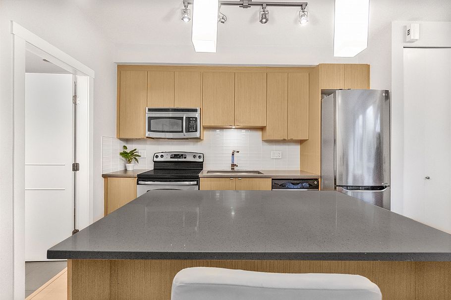 115 735 W 15th Street North Vancouver, BC - 15