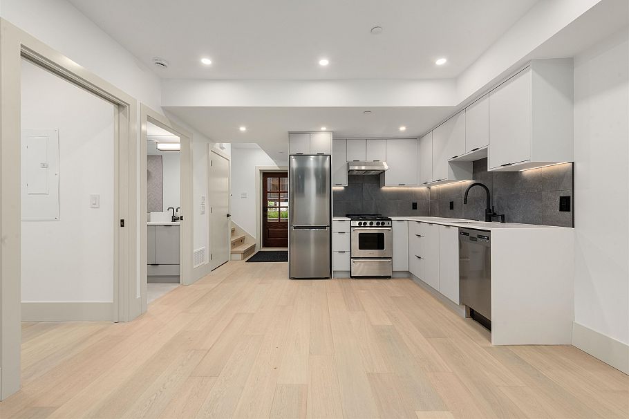 1 365 E 33rd Avenue Vancouver, BC - 33