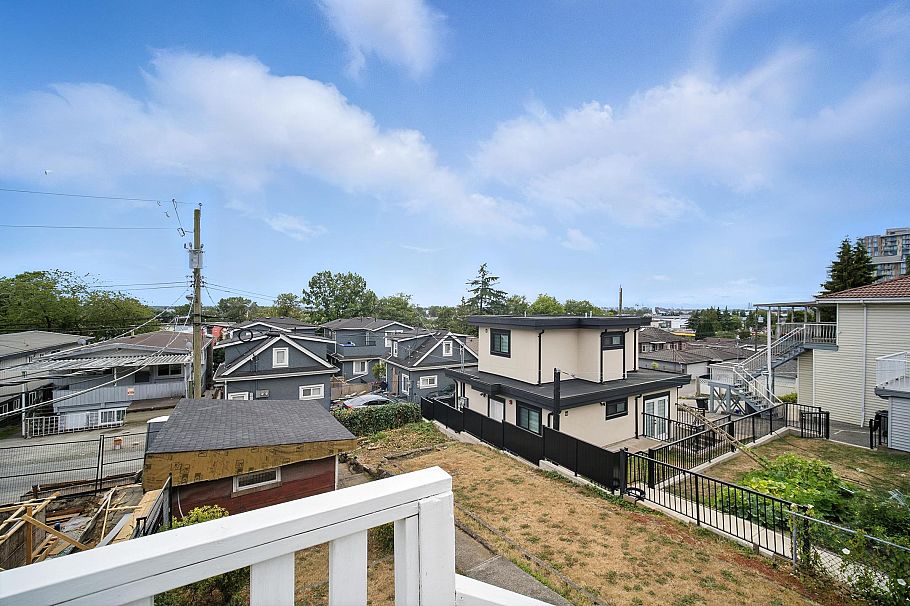 966 E 64th Avenue Vancouver, BC - 23