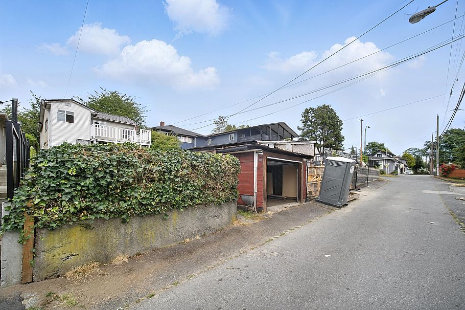 966 E 64th Avenue Vancouver, BC - 34