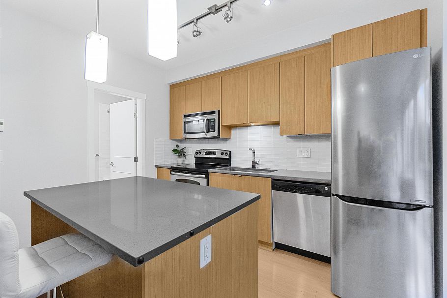 115 735 W 15th Street North Vancouver, BC - 3