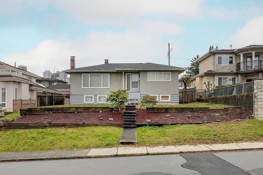 4144 Price Crescent Burnaby, BC - 1