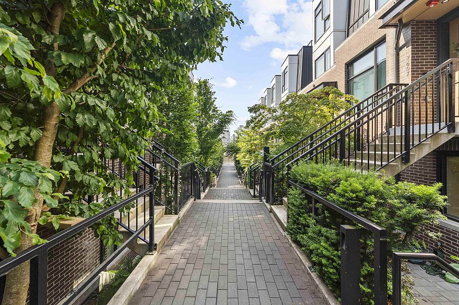 7605 Yukon Street Vancouver, BC - 2