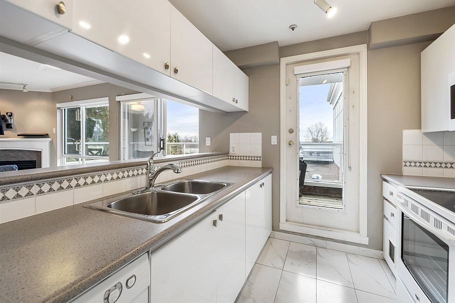 407 8460 Jellicoe Street Vancouver, BC - 3