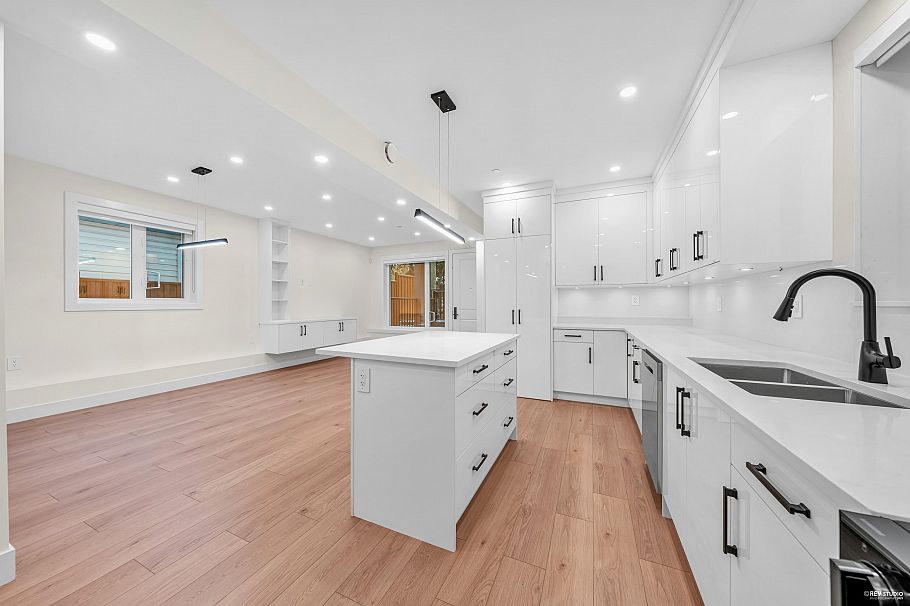 2 3090 Vanness Avenue Vancouver, BC - 3