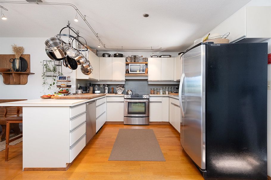 3645 W 17th Avenue Vancouver, BC - 32