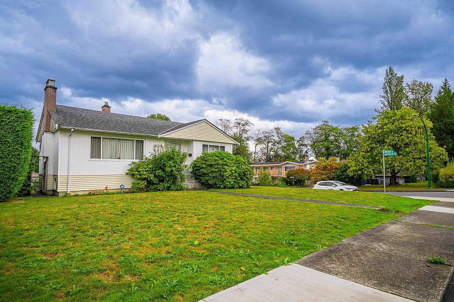 4277 Castlewood Crescent Burnaby, BC - 2