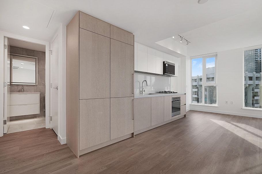 2406 5685 Halley Avenue Burnaby, BC - 2