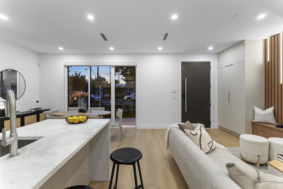 1 2386 E 45th Avenue Vancouver, BC - 9