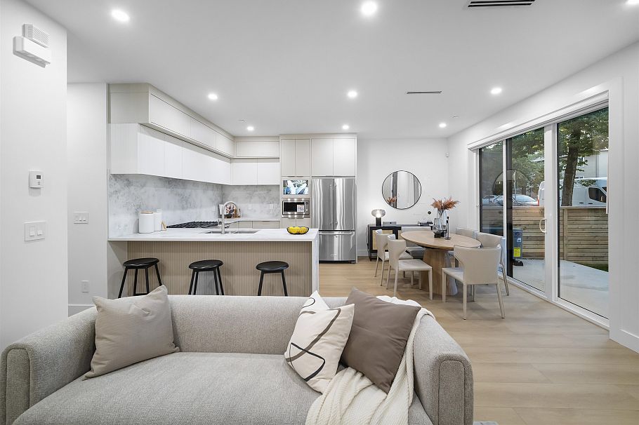 1 2386 E 45th Avenue Vancouver, BC - 4