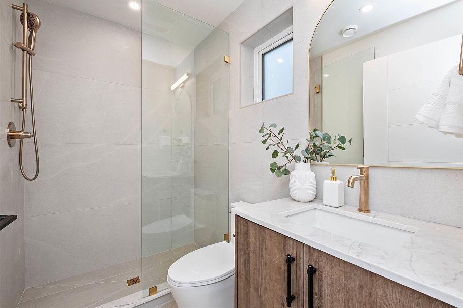 4 2667 E Pender Street Vancouver, BC - 16