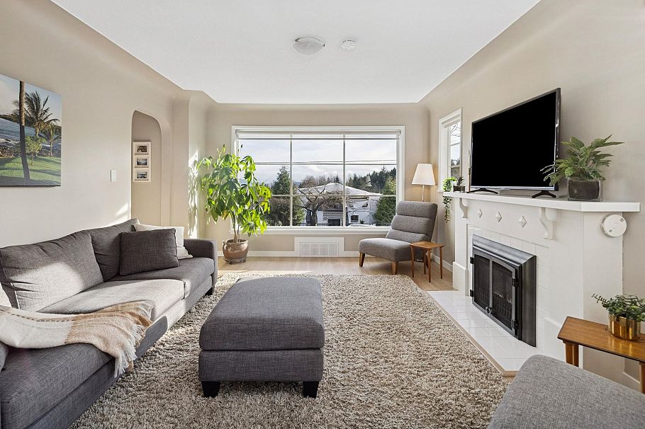 506 Tempe Crescent North Vancouver, BC - 2