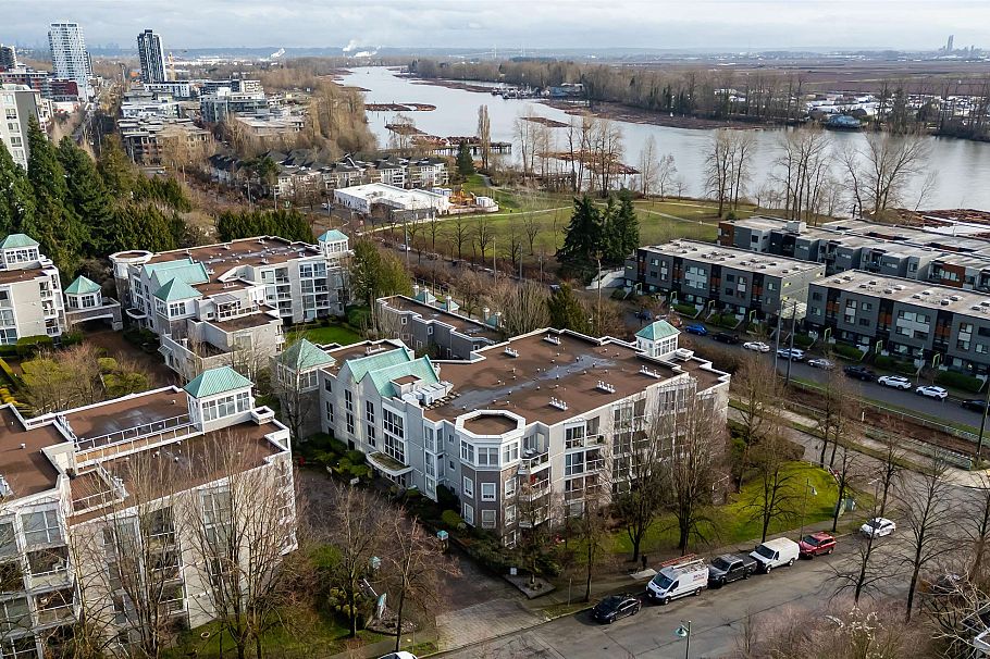 407 8460 Jellicoe Street Vancouver, BC - 26