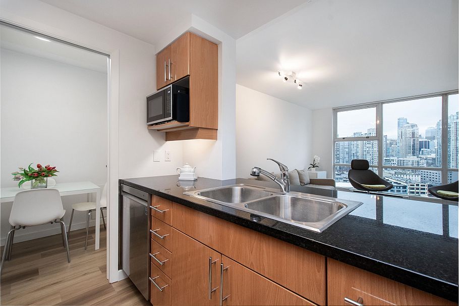 2105 193 Aquarius Mews Vancouver, BC - 12