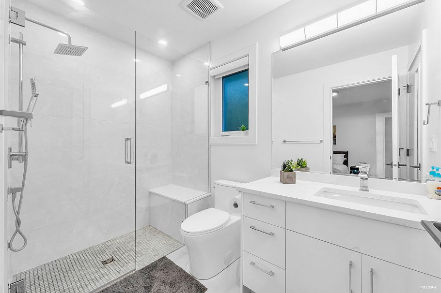 929 Canyon Boulevard North Vancouver, BC - 35