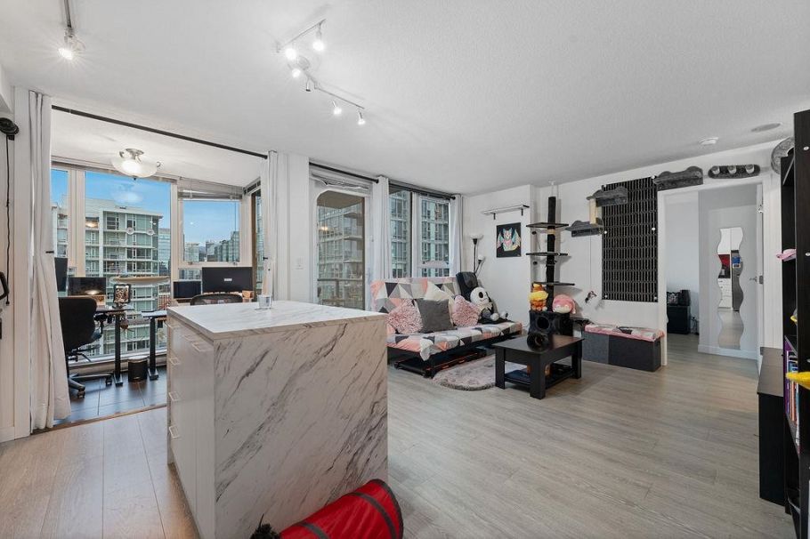 2205 111 W Georgia Street Vancouver, BC - 9