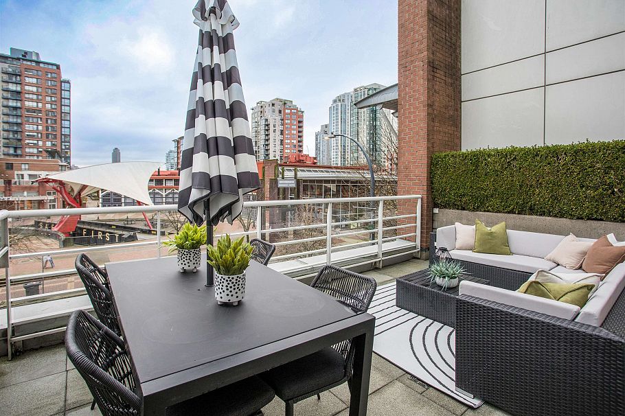 THA 1199 Marinaside Crescent Vancouver, BC - 3