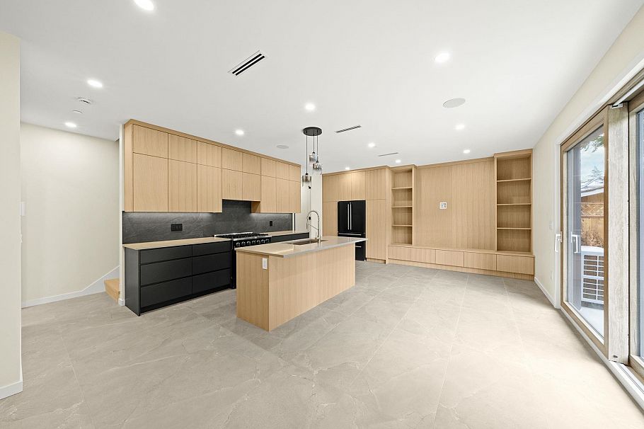 1 2091 E 20th Avenue Vancouver, BC - 2