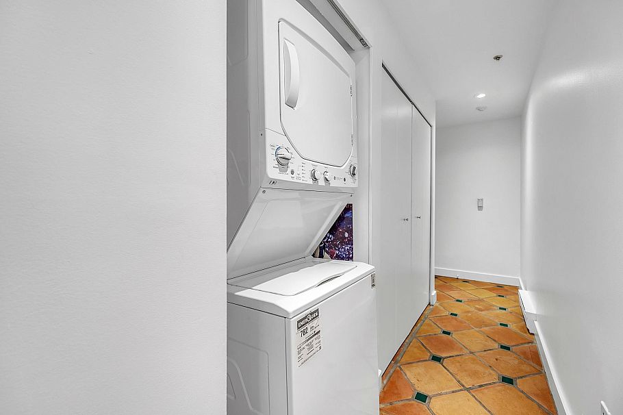 28 1345 W 4th Avenue Vancouver, BC - 5