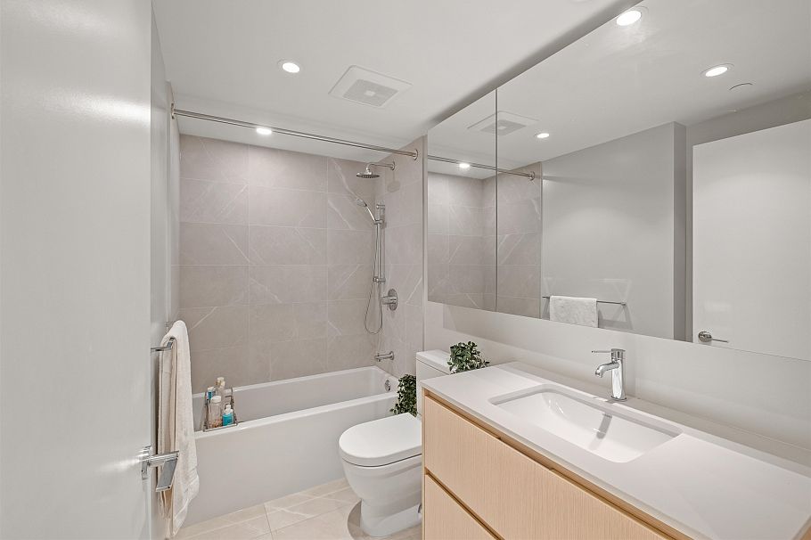 611 1500 Fern Street North Vancouver, BC - 16