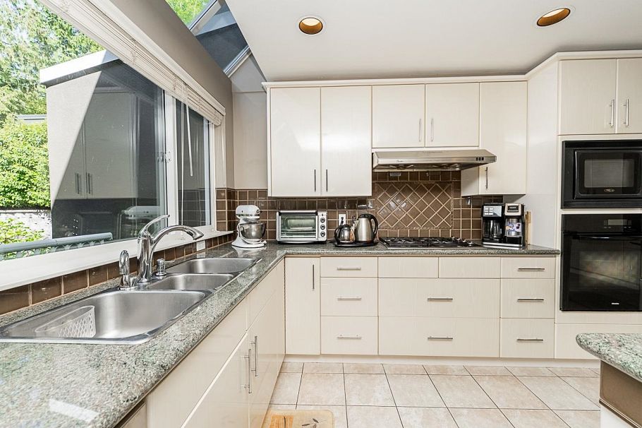 180 W Osborne Road North Vancouver, BC - 13