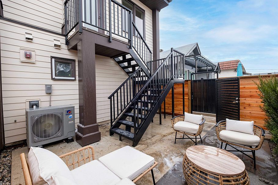 2 2667 E Pender Street Vancouver, BC - 26