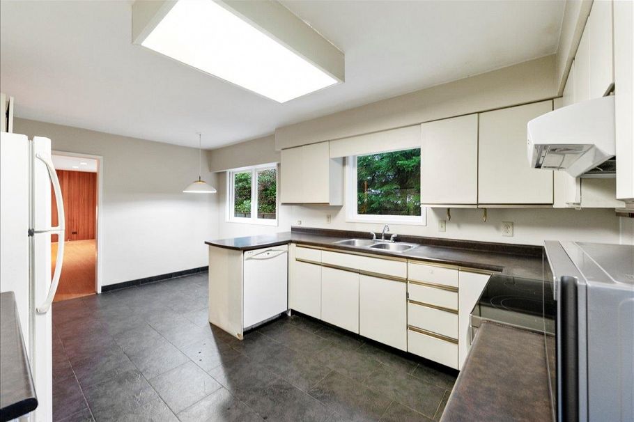 1064 Ruthina Avenue North Vancouver, BC - 19