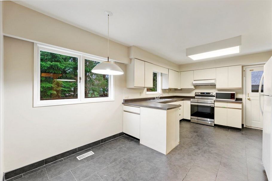 1064 Ruthina Avenue North Vancouver, BC - 18