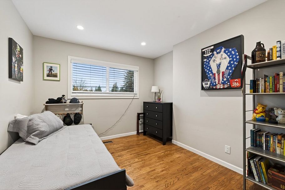 2568 Carnation Street North Vancouver, BC - 16