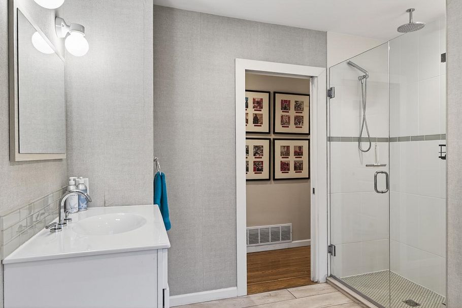 2568 Carnation Street North Vancouver, BC - 19